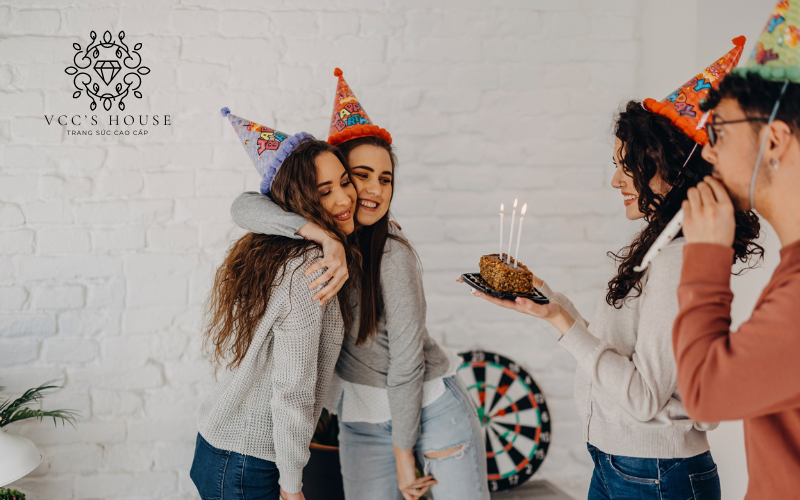 10 gợi ý tặng quà sinh nhật cho bạn thân nữ ý nghĩa từ VCC's House