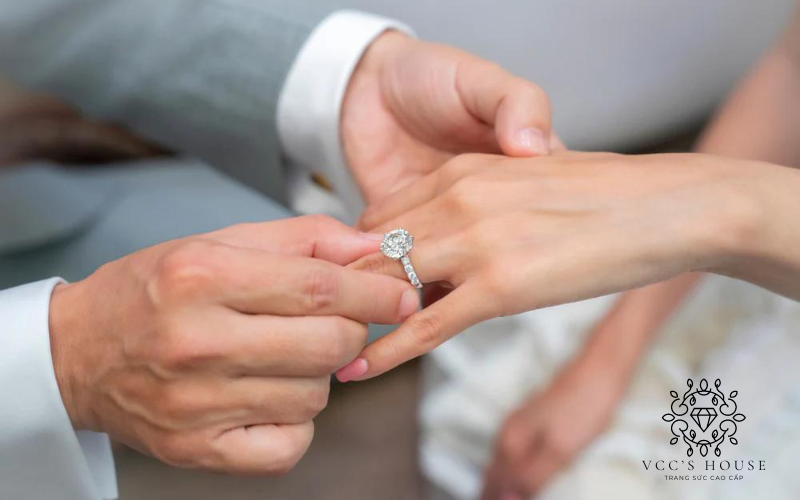 Lịch sử của nhẫn cầu hôn kim cương? Bật mí ý nghĩa của chiếc nhẫn cầu hôn